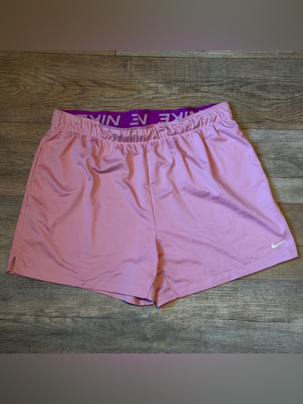 Nike womens Dri-FIT Attack mid-rise 5” unlined shorts - XL - Picture 2 of 11